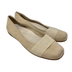 Trotters Women's Sz 9.5 Beige Flat Shoes Slip-On With Rhinestone Cap Toe Comfort